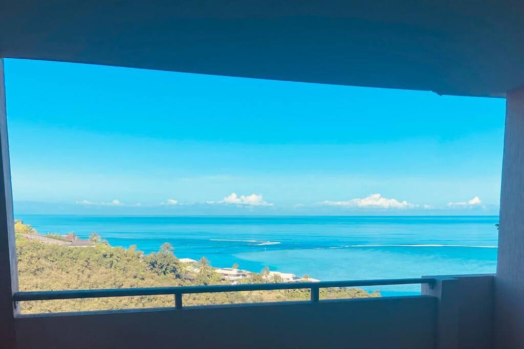 balkon z widokiem na ocean w obiekcie Punaauia Panoramic View w mieście Punaauia