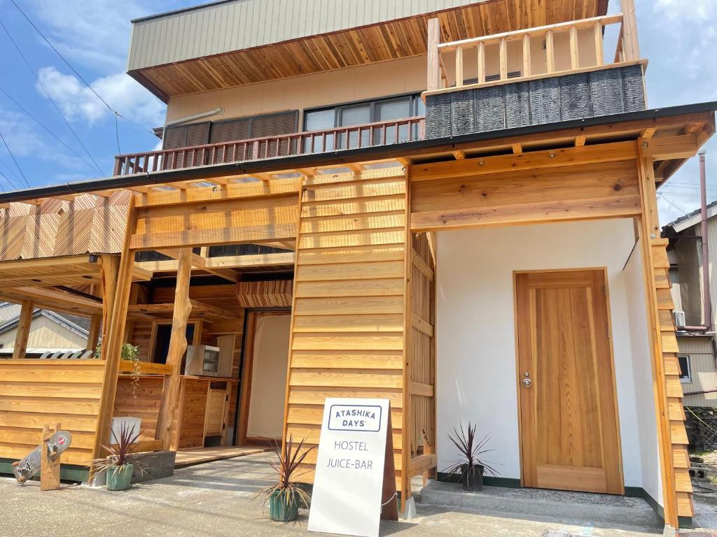 熊野市にあるアタシカデイズ Kumano Kodo Private Beach Houseの看板のある家