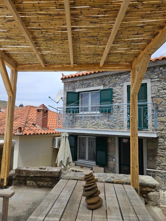 Gallery image of Traditional Stone House in Thános