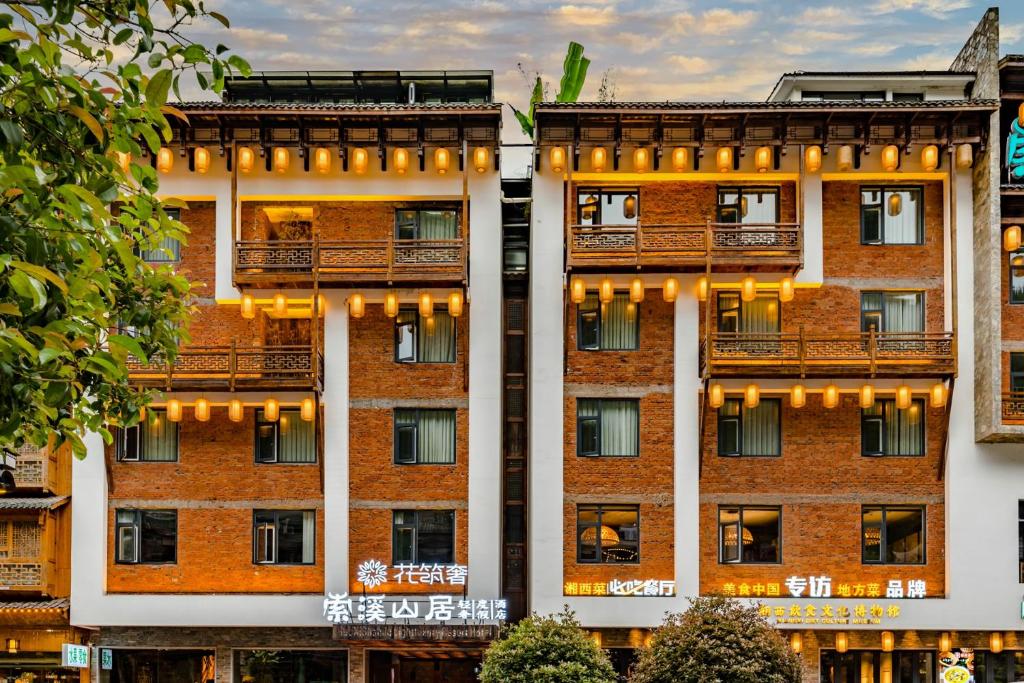 uma imagem de um edifício de apartamentos em Yoba Boutique Hotel em Zhangjiajie