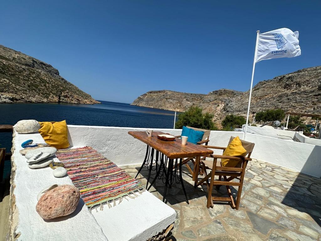 a table and chairs sitting on top of a roof at Motivo Sea Side in Sifnos