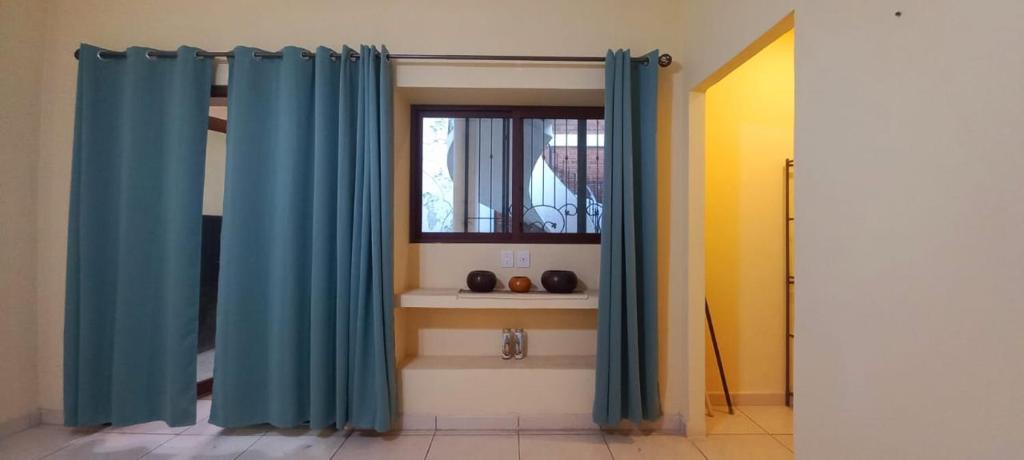 een badkamer met blauwe gordijnen en een raam bij condominio super grande con 3 habitaciones in Puerto Vallarta