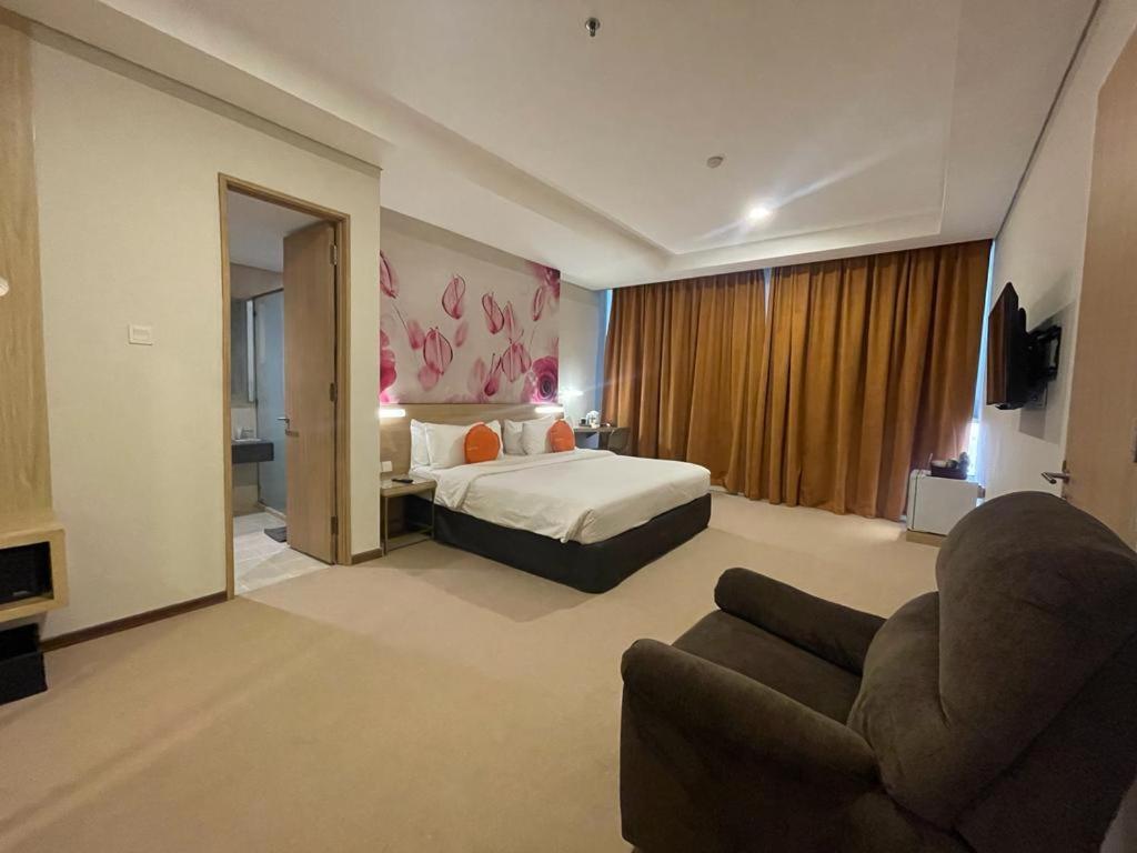 Postel nebo postele na pokoji v ubytování Grand G7 Hotel Pasar baru