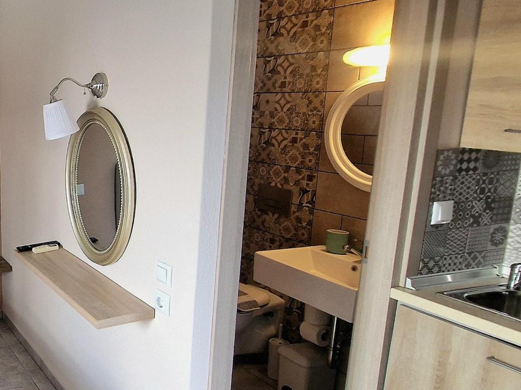Łazienka w obiekcie Studios Thea Fresh Rooms Thassos