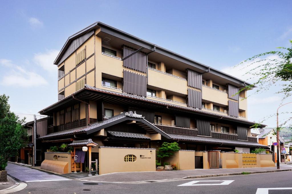 een gebouw op een straat met een straat bij Rinn Miyagawacho Grande in Kyoto
