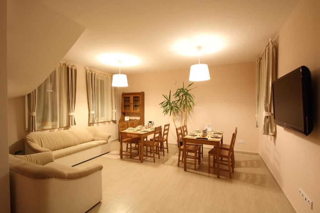 sala de estar con sofá y mesa en Apartman Gondola en Győr