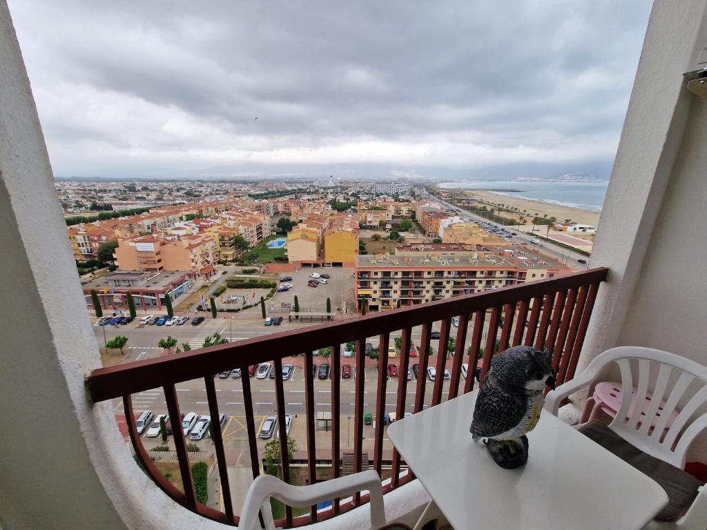 un oiseau farci assis sur une table sur un balcon dans l'établissement Apartamento Albatros Beach-6, à Empuriabrava
