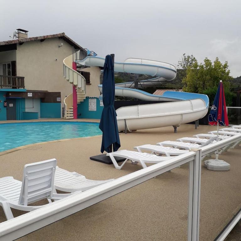 Bazén v ubytování Mobile-home dans camping 4 étoiles nebo v jeho okolí