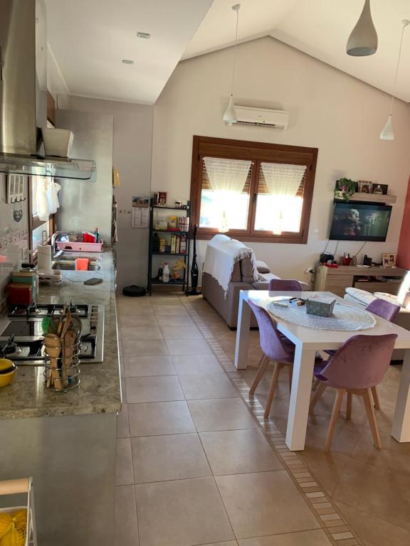 een keuken met een tafel en stoelen in een kamer bij Acogedora casa de campo,muy cómoda in Ourense