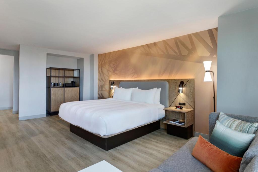 Houston Marriott North - Executive King Bed