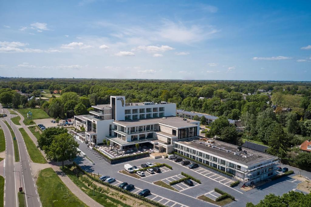 eine Luftansicht eines Gebäudes mit einem Parkplatz in der Unterkunft Van der Valk Hotel Nuland - 's-Hertogenbosch in Nuland