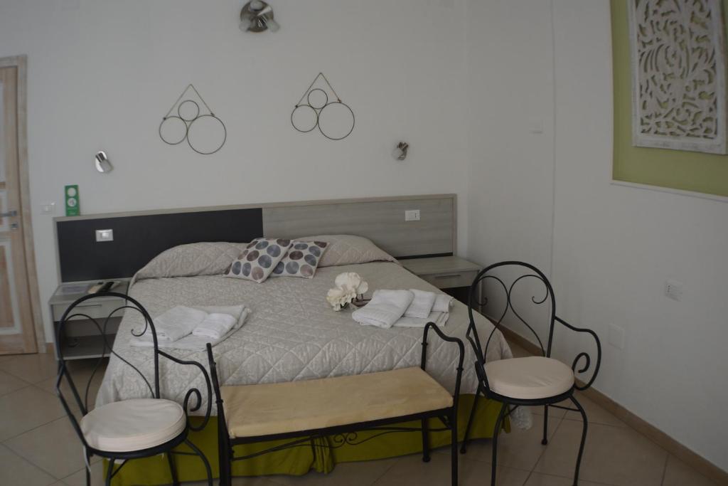 - une chambre avec une table, des chaises et un lit dans l'établissement Residenza Al Castello, à Carloforte