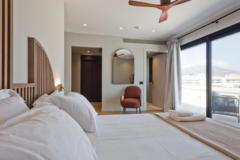 Postel nebo postele na pokoji v ubytování Arcus Luxury Suites Karpathos