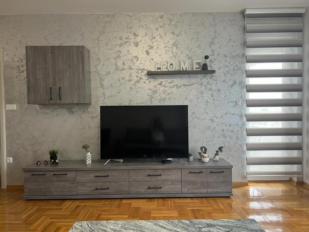 TV a/nebo společenská místnost v ubytování Dvosoban Stan Krusevac