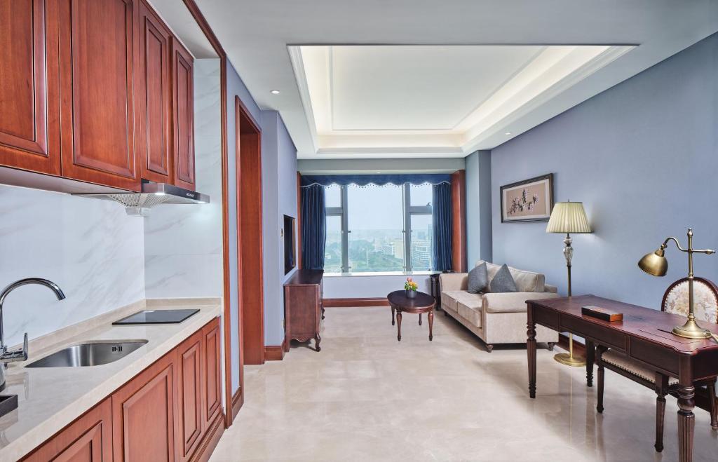 Kuchyň nebo kuchyňský kout v ubytování Guangming CIMC Executive Hotel Shenzhen