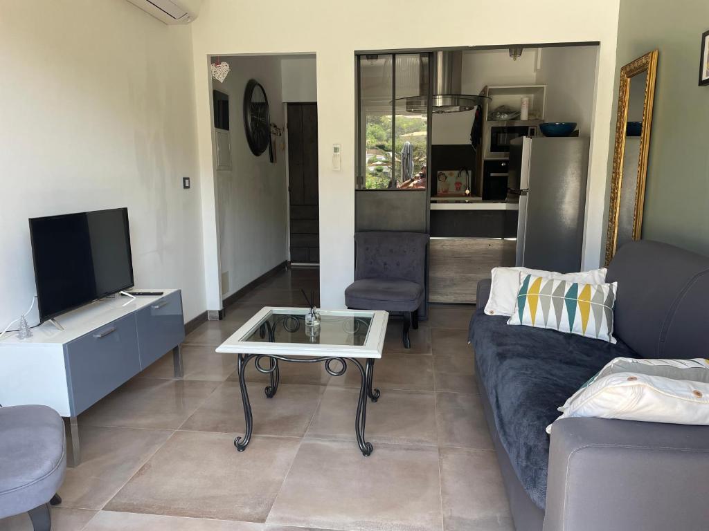 un salon avec un canapé et une télévision dans l'établissement Appartement à 250m de la mer, à Saint-Raphaël