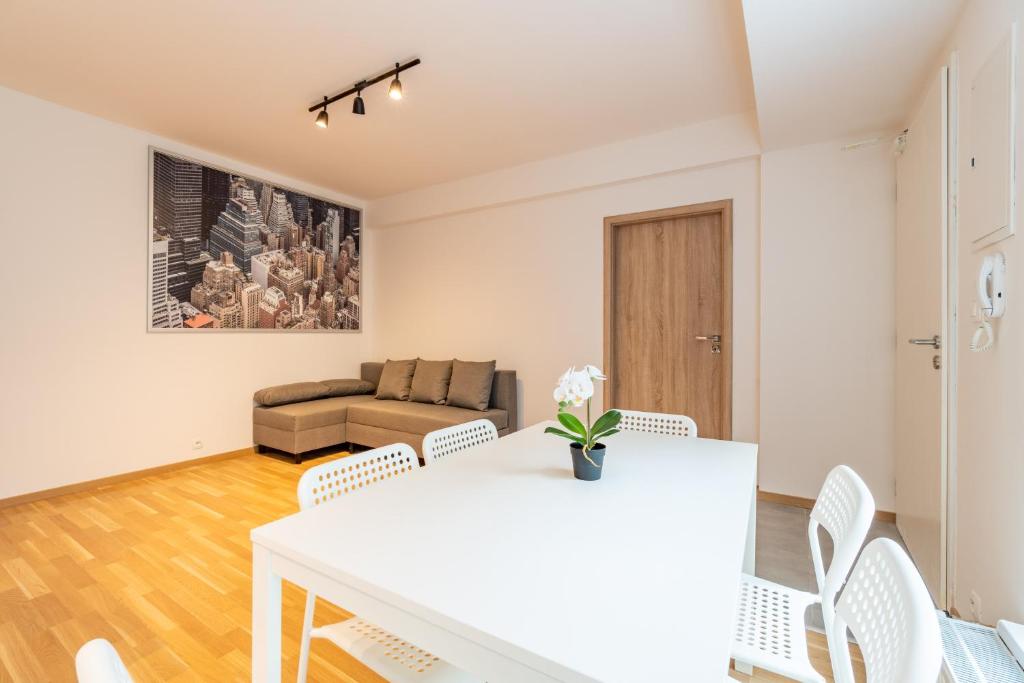 salon z białym stołem i krzesłami w obiekcie Brand new two room apartment #64 in Elite Rezidence with free secure parking w Pradze