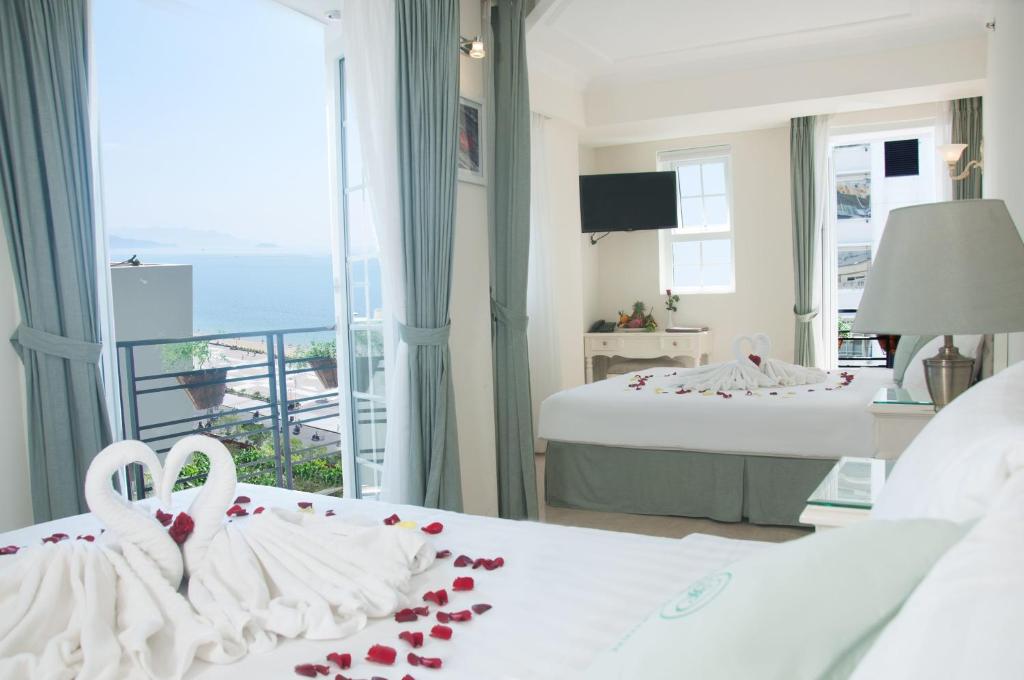 Giường trong phòng chung tại Pavillon Garden Hotel