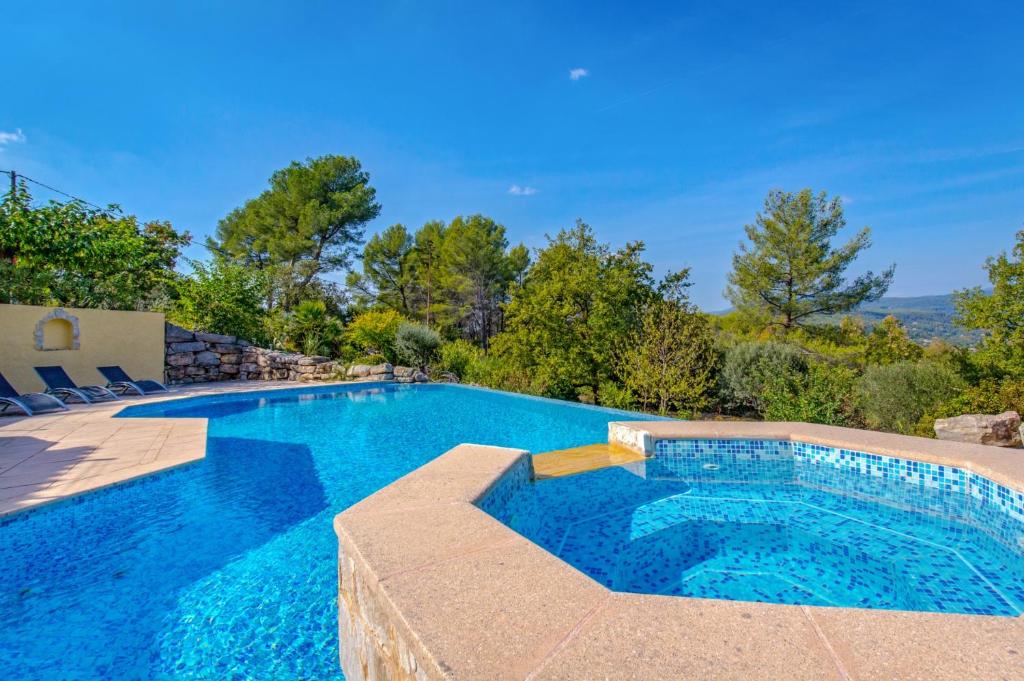 Piscina di Villa Colombes o nelle vicinanze