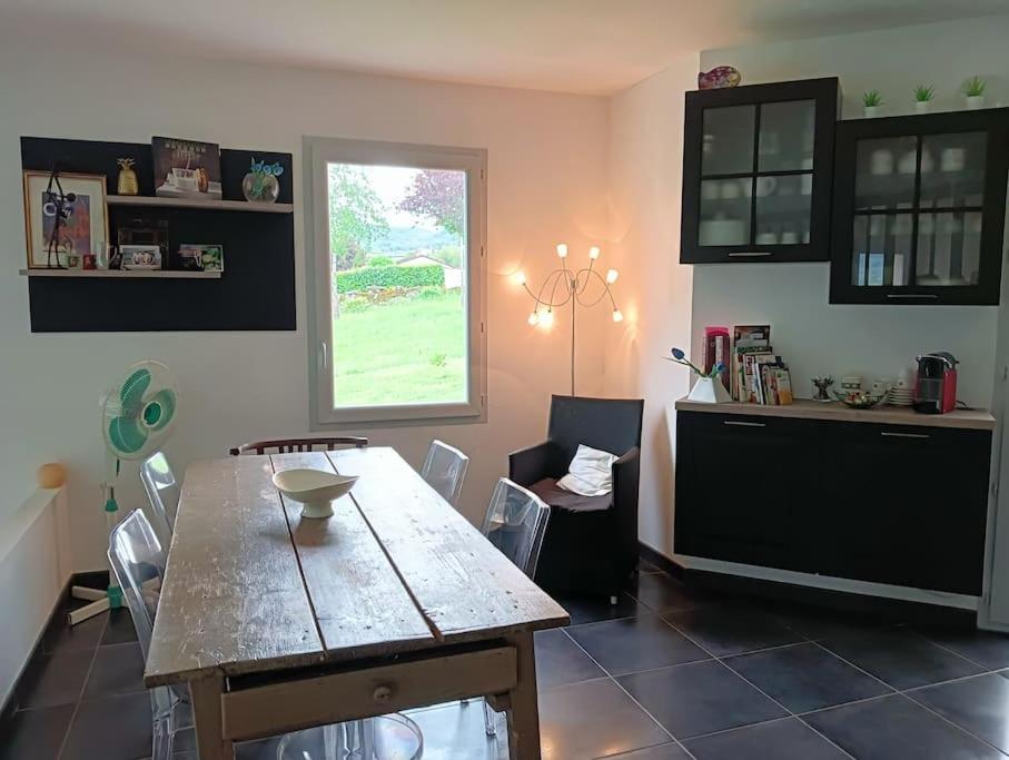 une cuisine avec une table et une salle à manger dans l'établissement Maison Cluny, à Cluny