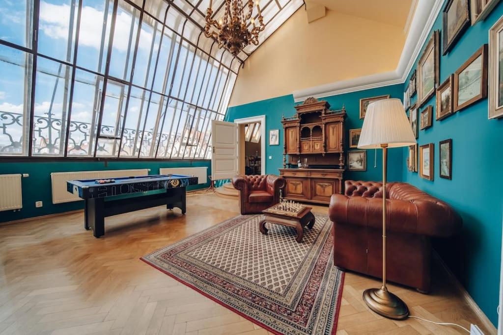 布拉格的住宿－Magnificent historical penthouse in the heart of Prague，客厅拥有蓝色的墙壁和台球桌