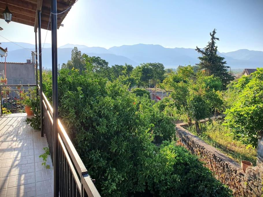 Elle comprend un balcon offrant une vue sur les arbres et les montagnes. dans l'établissement Perfect Central Base for Exploring Messinian Region - Village House, à Valíra