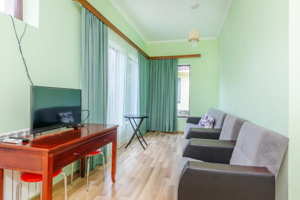 TV a/nebo společenská místnost v ubytování EcoRest - Likani Palace