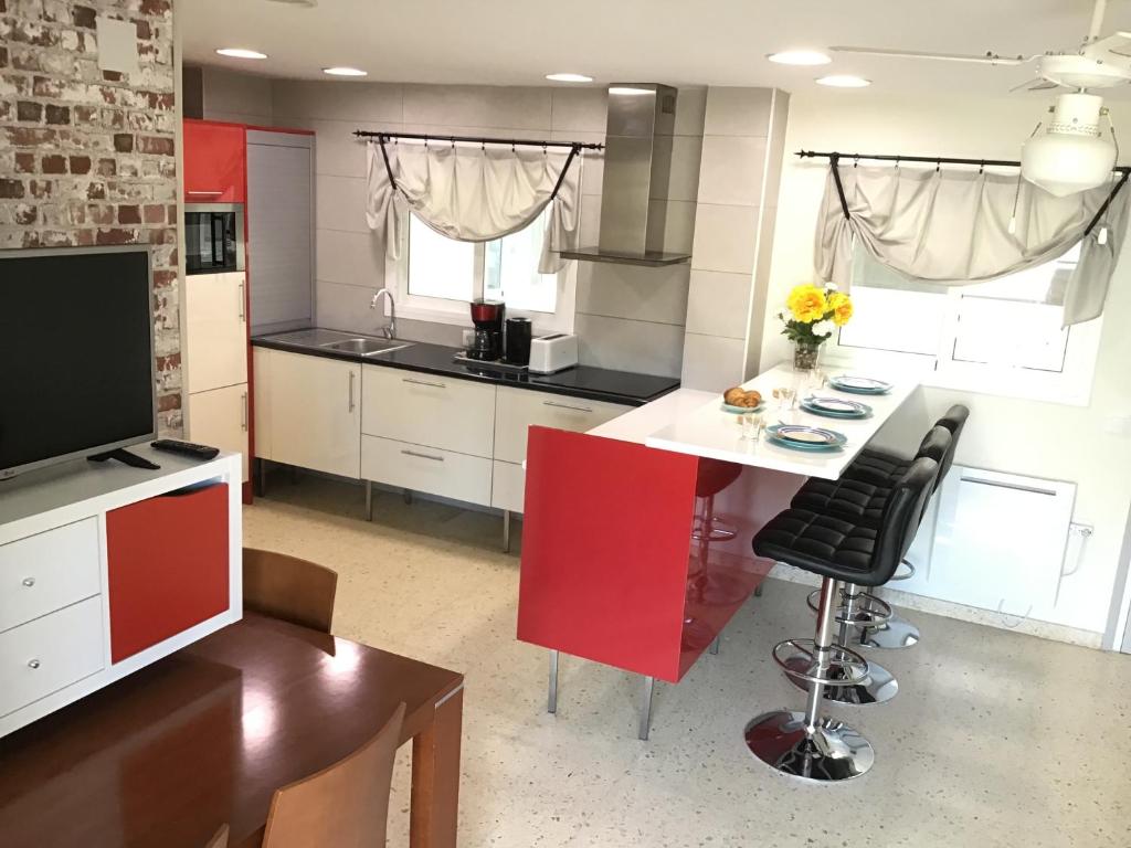 una cocina con una isla roja y blanca en una habitación en Apartamento Tobias, muy cerca de la playa centro, en Villajoyosa