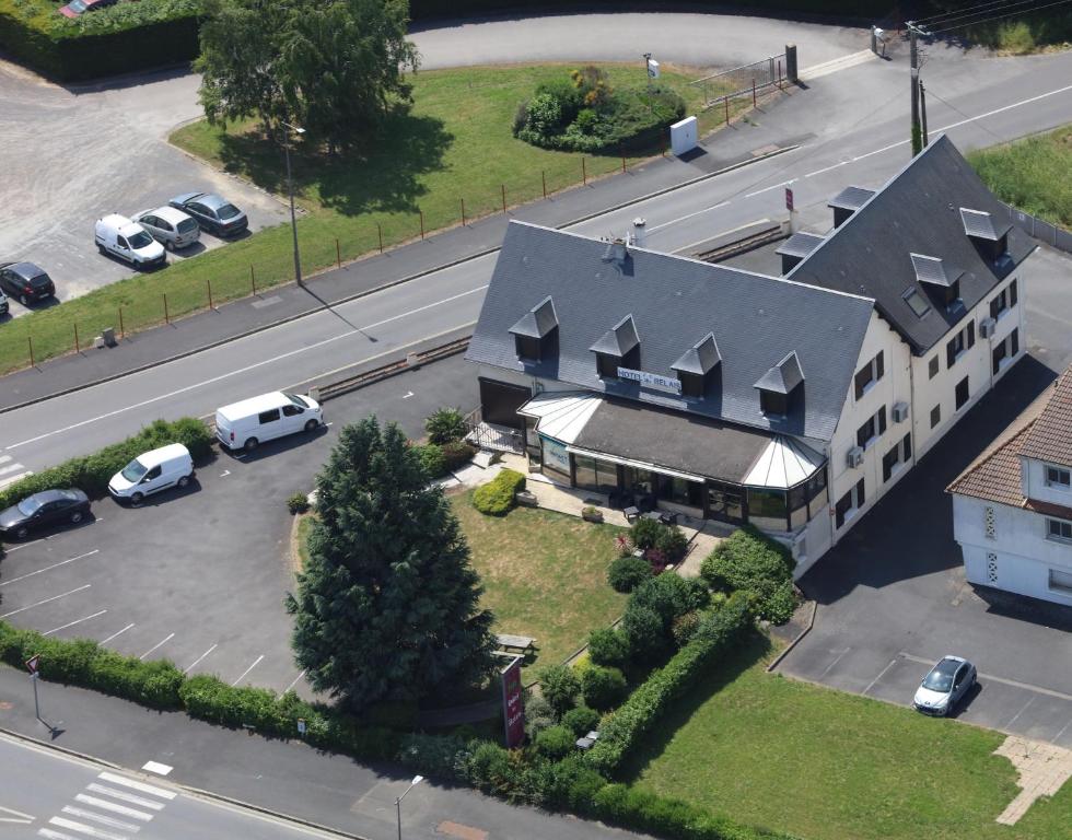 uma vista aérea de uma casa grande com estacionamento em Contact Hôtel du Relais Thouars em Thouars