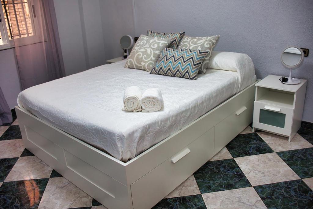 - un lit avec deux chaussures dans une chambre dans l'établissement Teniente Bago, à Jaén