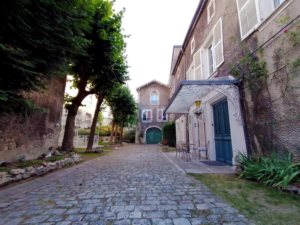 une rue pavée devant un immeuble dans l'établissement Le gite de la Licorne, à Saint-Mihiel