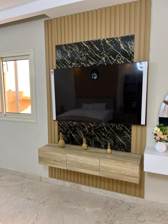 TV a/nebo společenská místnost v ubytování Cozy Royal Rooms in new cairo
