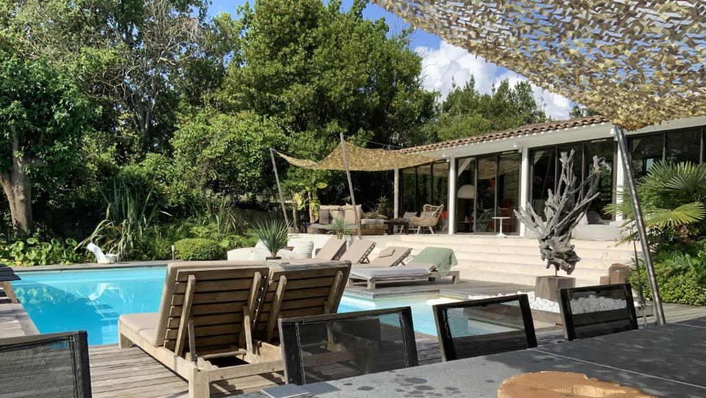 un patio avec des chaises et une piscine dans l'établissement VILLA Saint-Tropez, à Saint-Tropez
