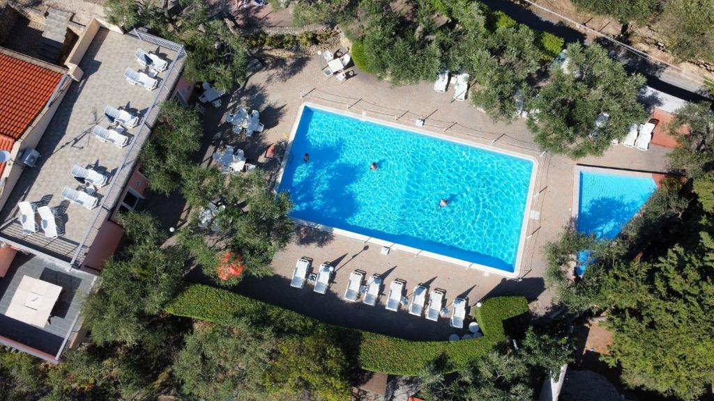 una vista panoramica su due piscine con ombrelloni di Villaggio RTA Borgoverde a Imperia