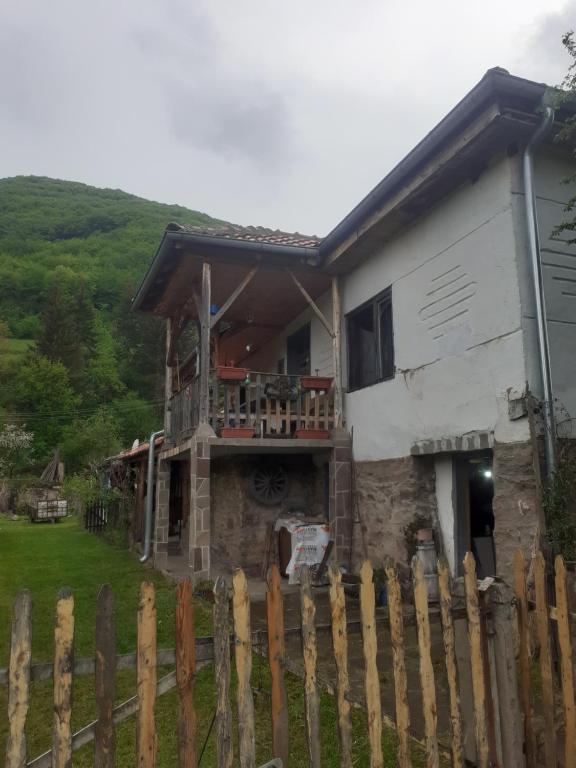 een huis met een hek ervoor bij Stara planina, smestaj Ćirković in Pirot