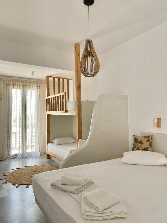1 dormitorio con 1 cama con toallas en Fikas Hotel, en Naxos Chora