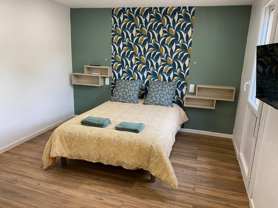 um quarto com uma cama com duas almofadas em Appartement refait à neuf em Argelès-sur-Mer