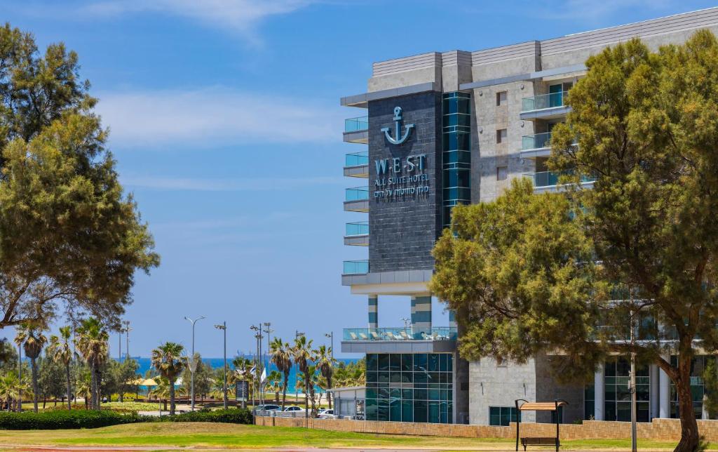 Zimmer mit Blick auf das westin mission hills hotel in der Unterkunft West All Suites Hotel Ashdod in Aschdod