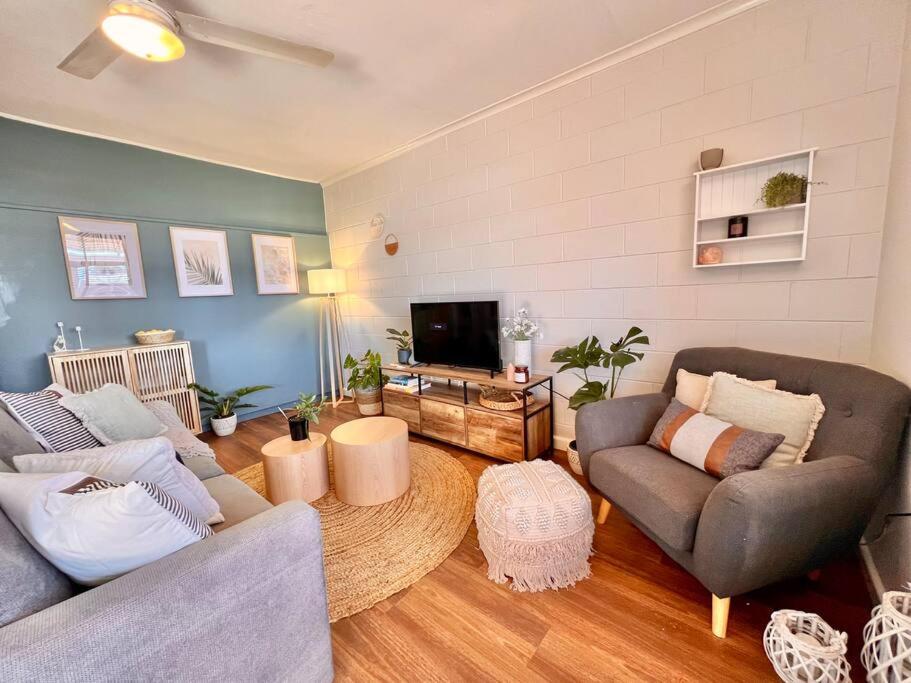 un soggiorno con 2 divani e una TV a schermo piatto di Stylish Apartment by the sea a Port Hedland