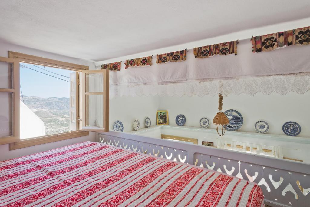 una camera con letto e finestra di Traditional Karpathian house a Karpathos