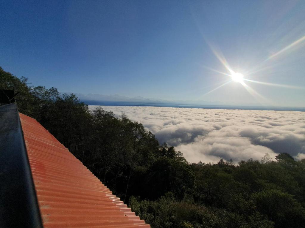 una vista del sol saliendo sobre un mar de nubes en Hotel Chautari pvt ltd, en Nagarkot