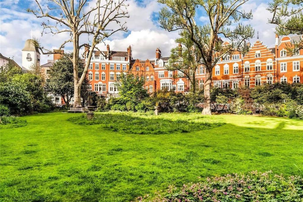 um parque em frente a um grande edifício em Lovely 2-beds flat in the heart of Knightsbridge em Londres