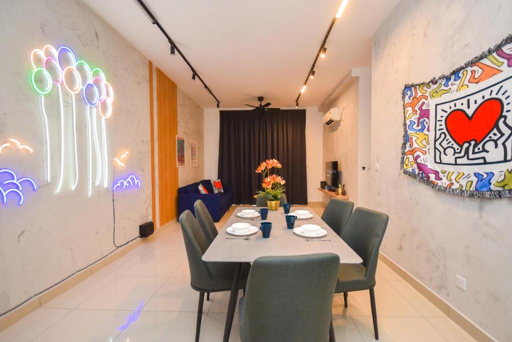 Twin Tower Residence by Nest Home【5 mins walk to CIQ】 - Appartement Met Drie Slaapkamers