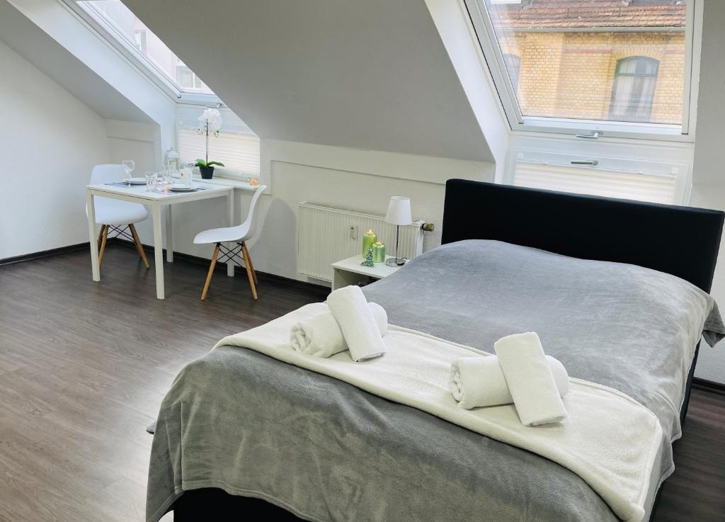 カッセルにあるSchönes zentrales Appartment mit TIEFGARAGEのベッドルーム1室(ベッド1台、テーブル、窓付)