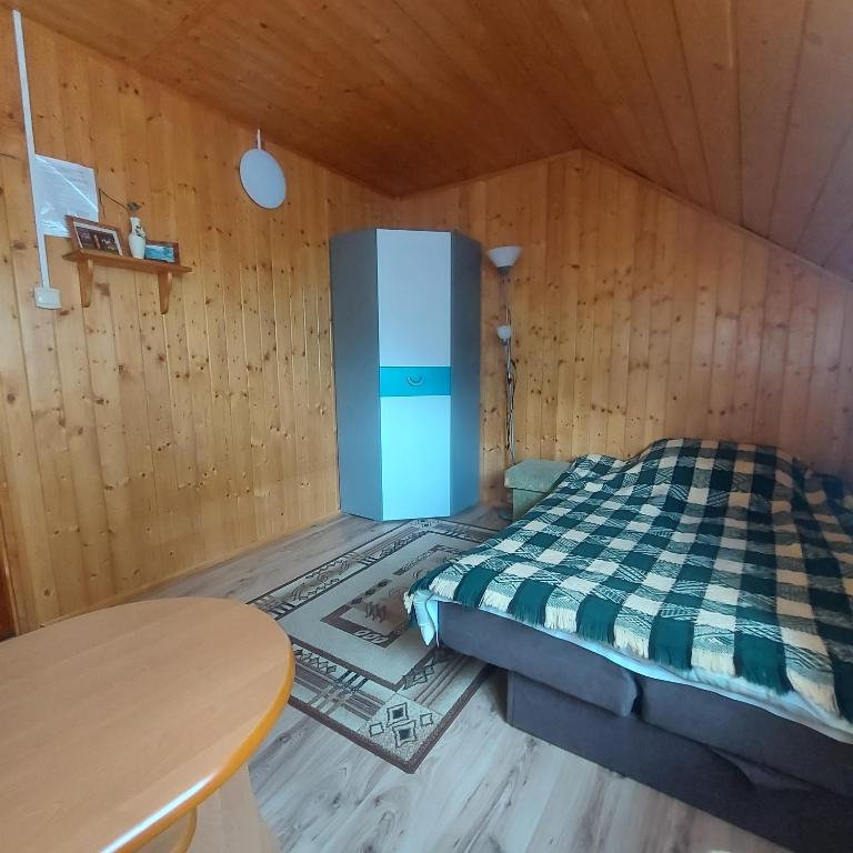 Postel nebo postele na pokoji v ubytování Pokoje Gościnne u Huberta