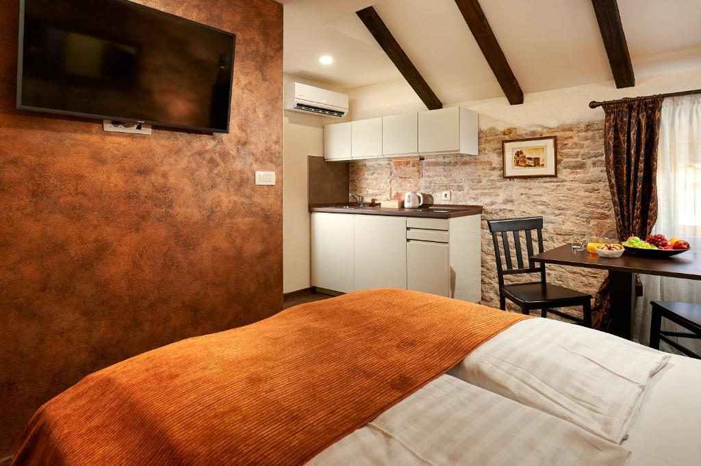 Rustic Apartments Sv Frane in the old town - Superior Studio
