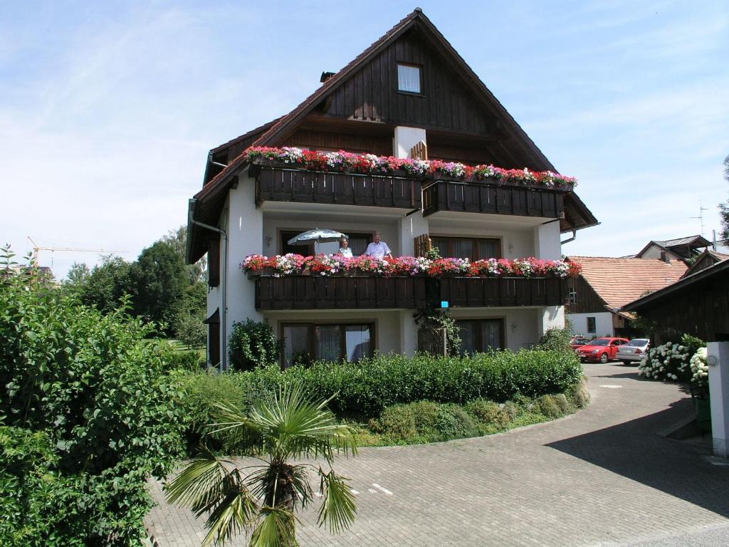 ein Haus mit Blumenkästen an der Seite in der Unterkunft Gästehaus Gutensohn in Wasserburg