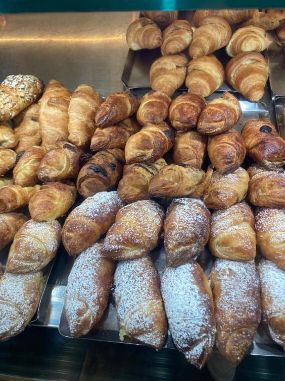 ein Haufen Gebäck, ausgestellt in einer Bäckerei in der Unterkunft WHITEHOUSE in Lecce