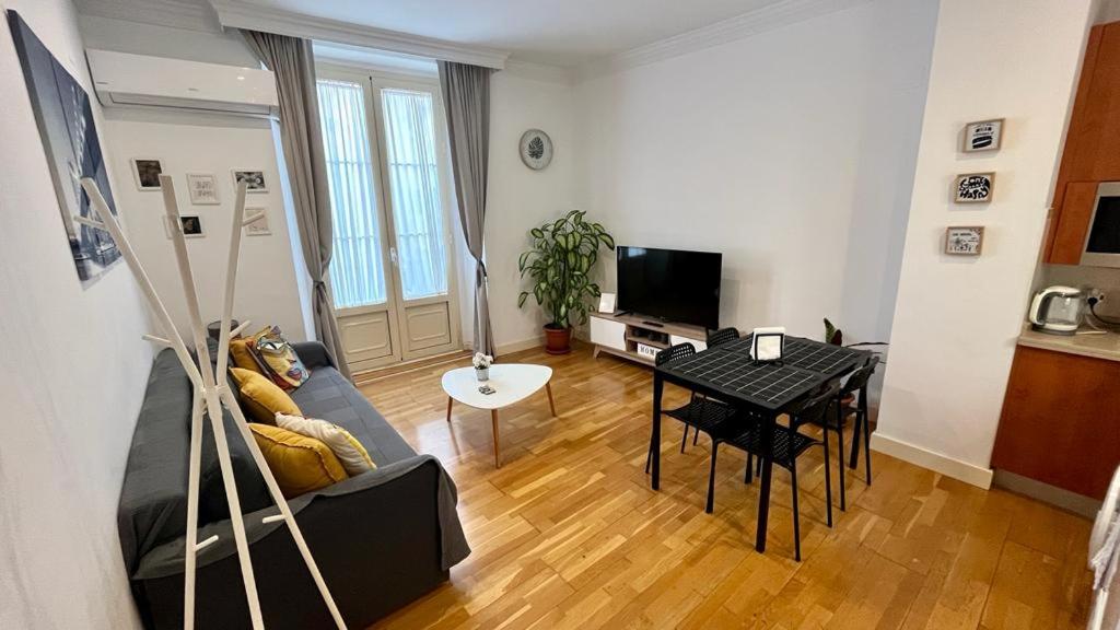 Televízia a/alebo spoločenská miestnosť v ubytovaní Picassia Home Malaga Center