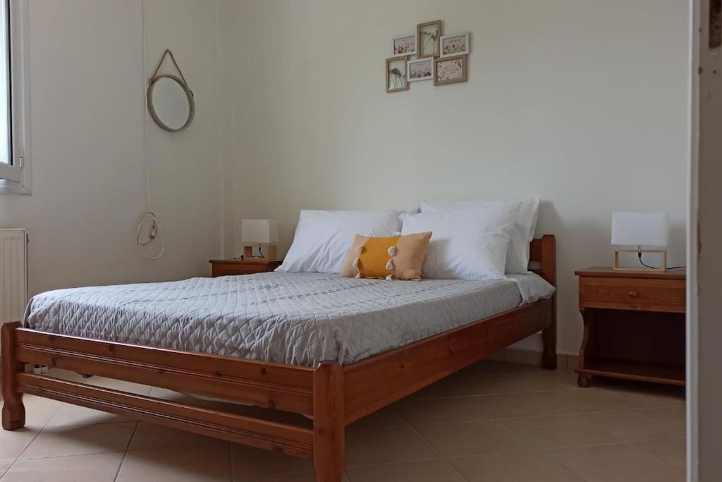 a bed with two pillows on it in a bedroom at La casa de Sophie in (( Agía Eleoúsa ))